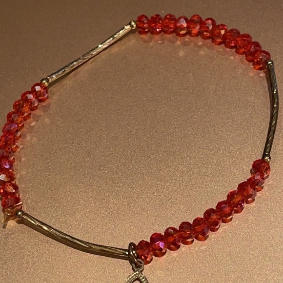 “Love” Star Dainty Stretch Bracelet - Picture 3 of 5